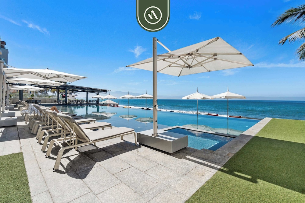 Luxury 2 BR Condo With Dream Pools - Beach - Art