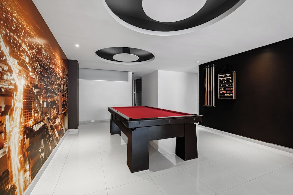 Urban Getaway Trendy Polanco Home Office photo 4