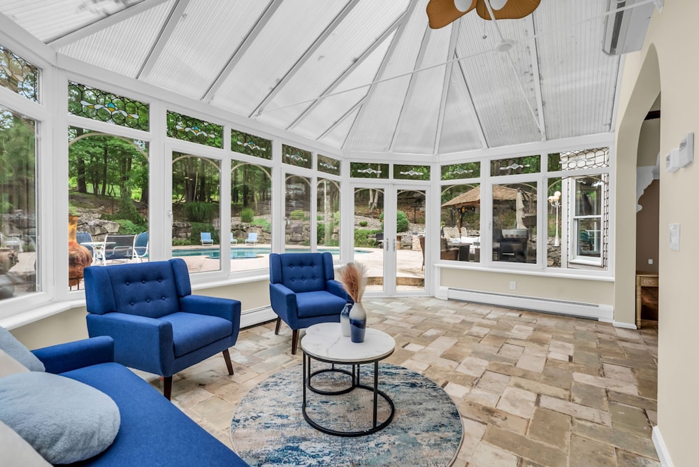 Cozy Family Retreat With Great Views and Game Room