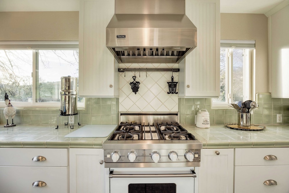 Luxury Wine Country Haven + Vineyard Views Near Top Wineries Adelaida Farmhouse