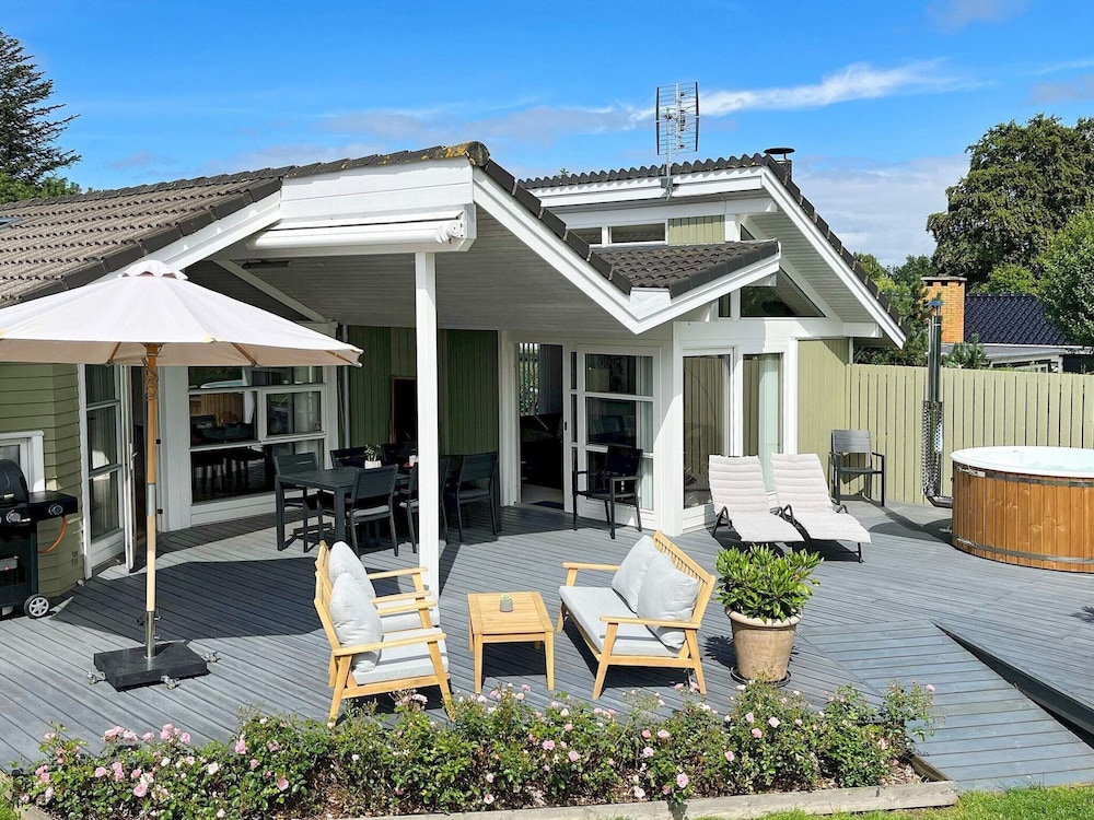 8 Person Holiday Home in Dronningmolle