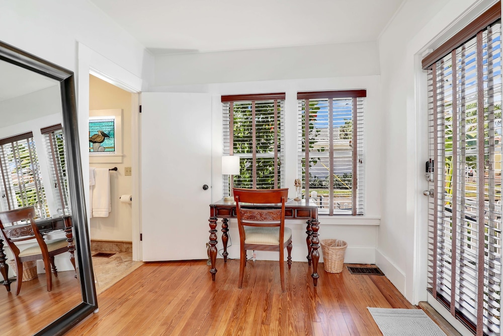 Hibiscus House Bed Breakfast Inn Parrot Room