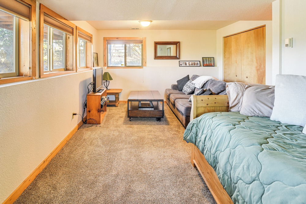 Hot Tub & Peak Views: Cripple Creek Cabin