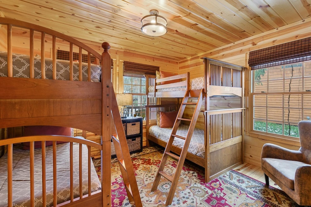 Timber Nest Goshorn Lake Dock, Pool, Town HOT Tub!