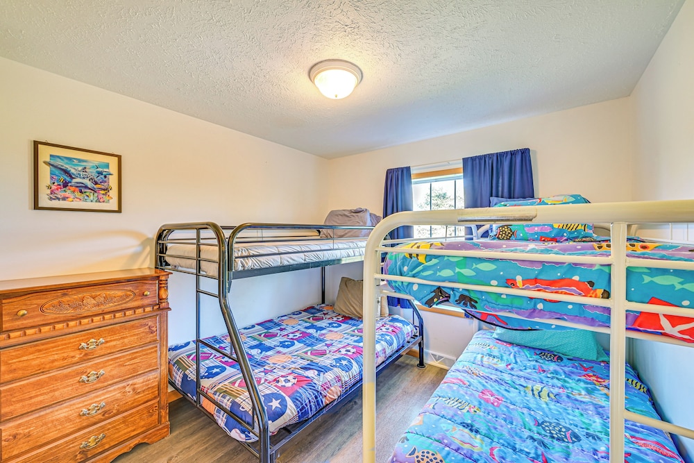 8-acre Bridgman Oasis: Pool, Hot Tub & Game Room