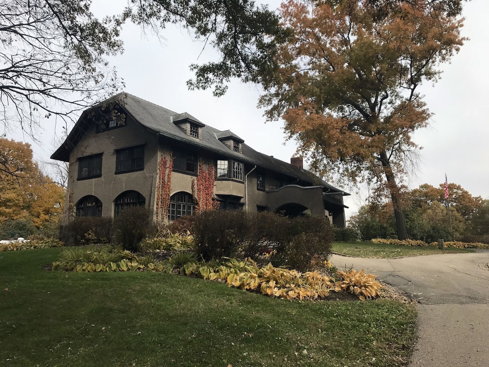 Four Mounds Inn