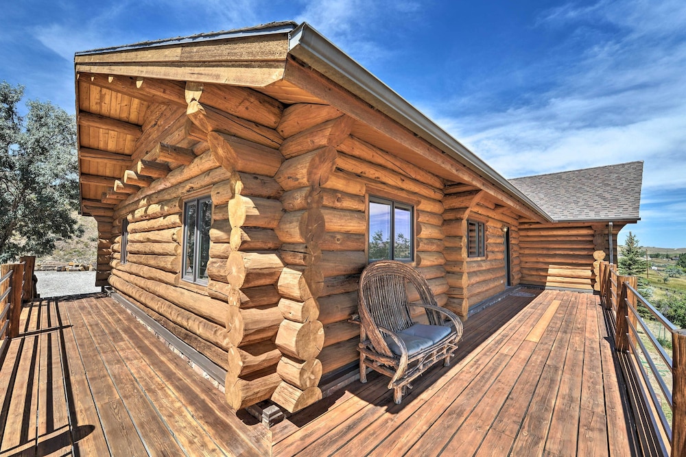 Exquisite Log Home With Lander Valley Views! - Property Image 1