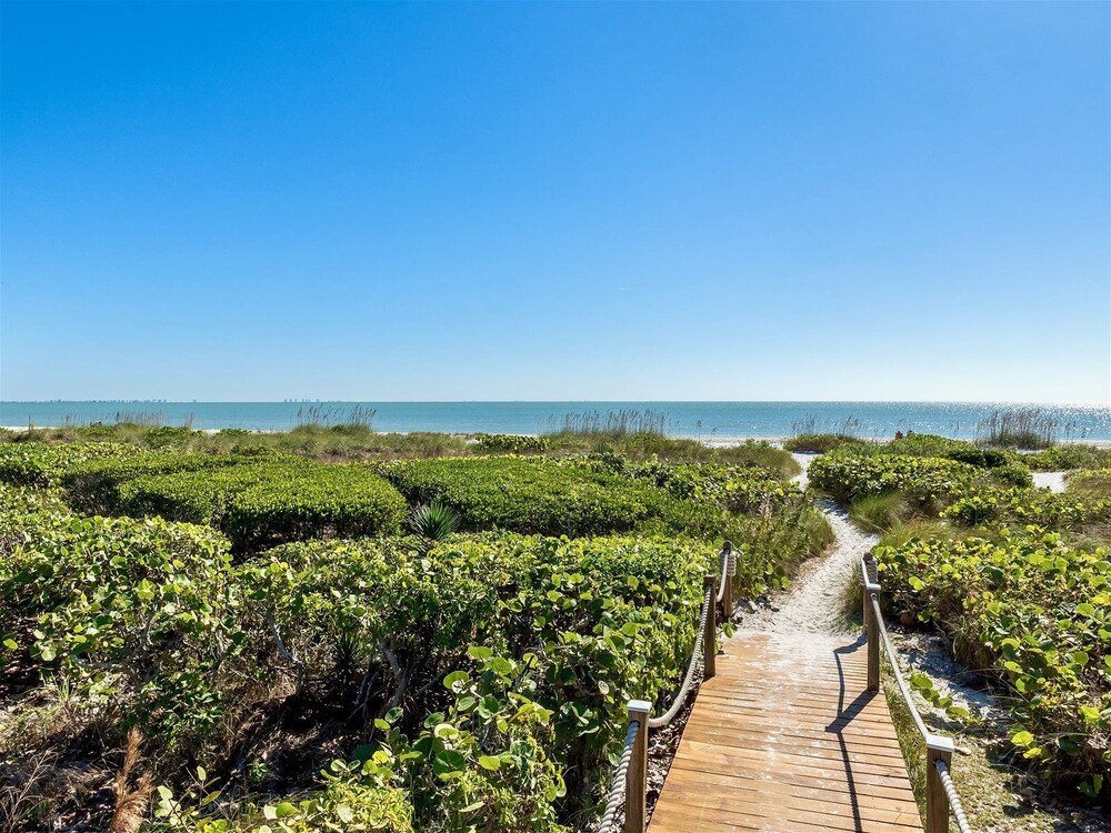Shorewood Condos by Dream Vacation Rentals