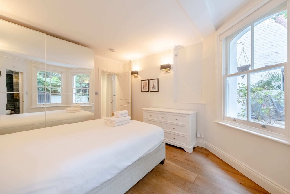 Gorgeous 2BD Flat With Patio - South Kensington!