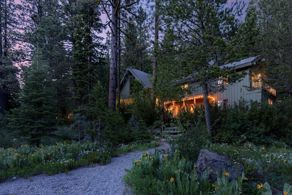 Everett by Avantstay 5mins to Palisades Tahoe! w/ HOT TUB - Property Image 38