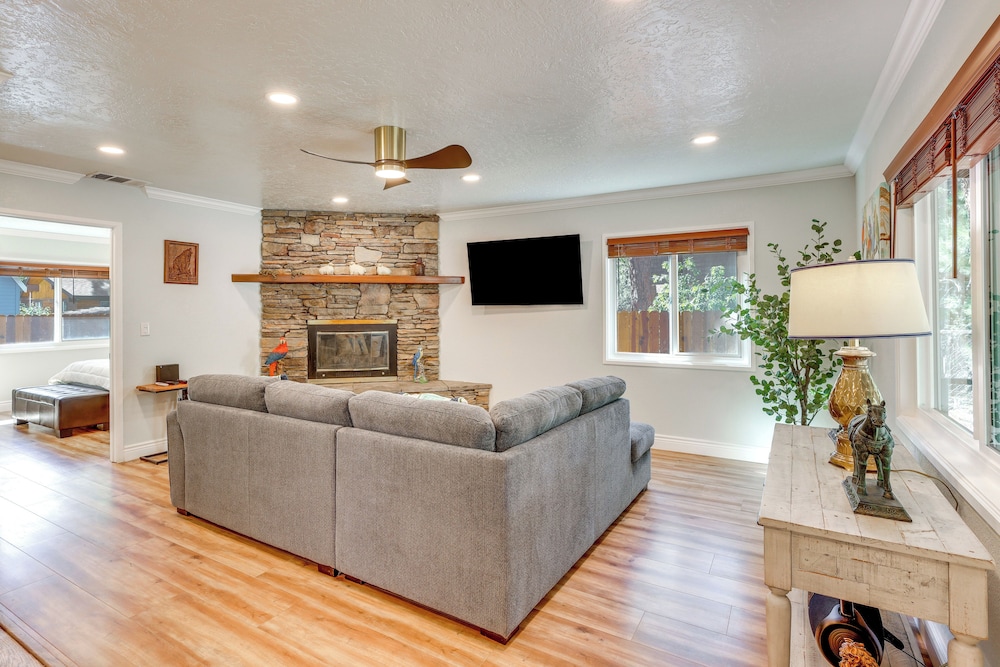 Near Slopes & Shores: Pet-friendly Sugarloaf Gem