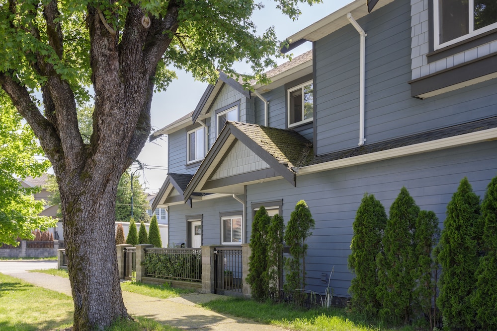 192 East 44th Ave
