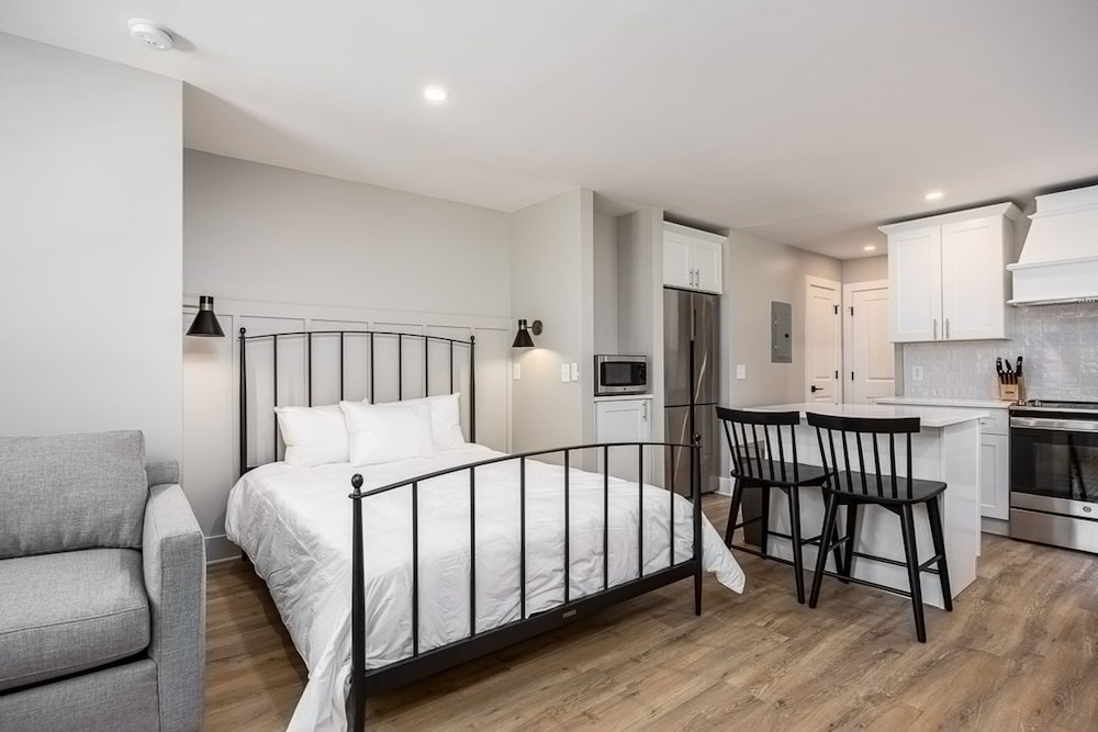 The Nomad 64-person Hillsboro Village Retreat Studio 1BR Spaces