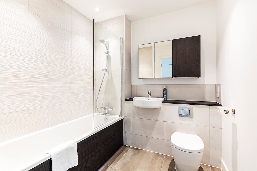 Modern 2-bed Flat With Terraces in Leyton
