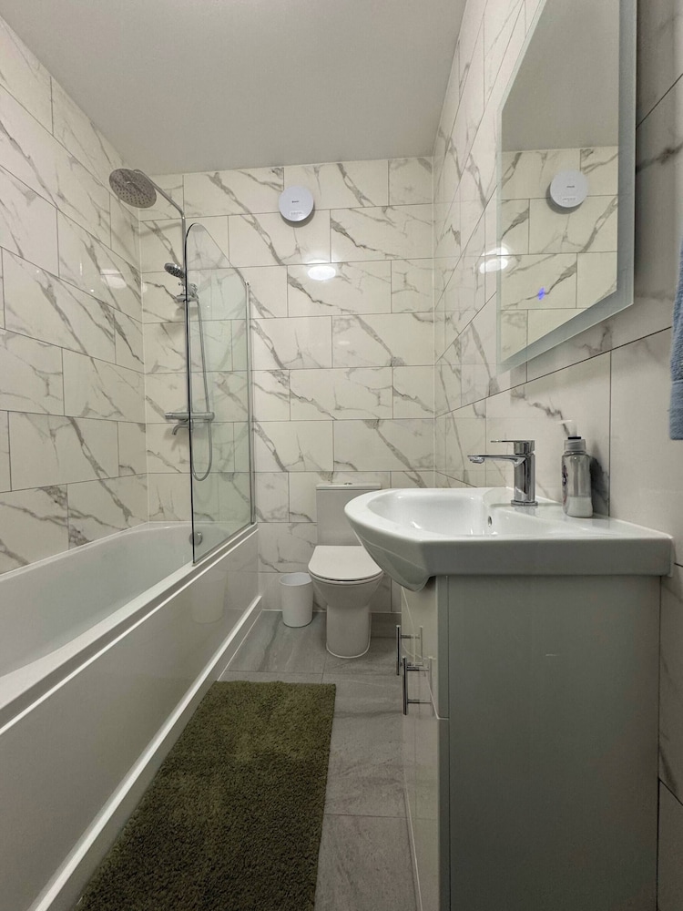 Charming Wallington Apartment With Hot Tub