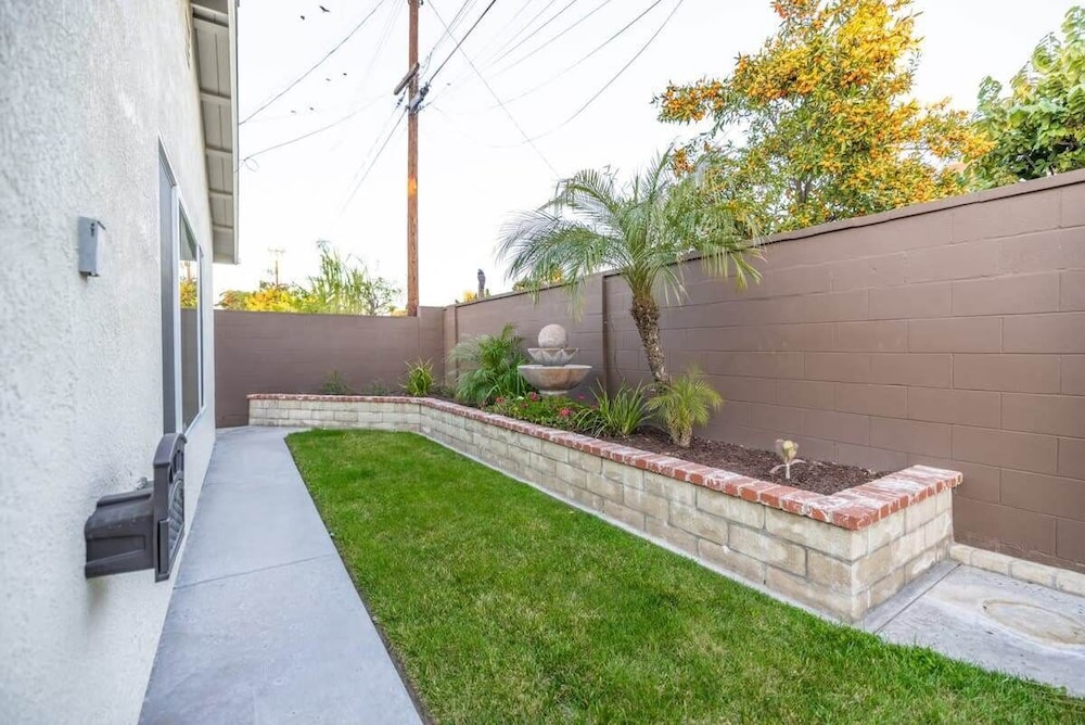 Marbella Lane - Charming 4BR Bungalo for Relaxing Retreat