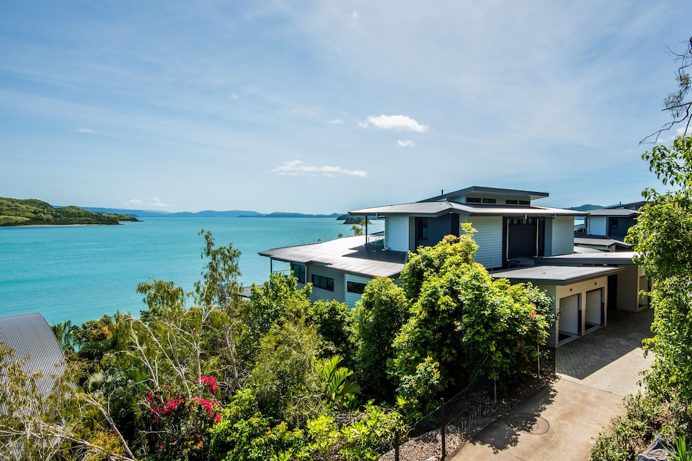 Villa 2 The Edge Oceanfront Deluxe 4 Bedroom Near Marina With Golf Buggy