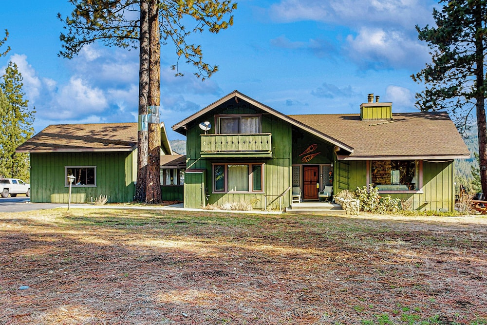 3BR Rustic Riverfront Home w/ Wood Stove