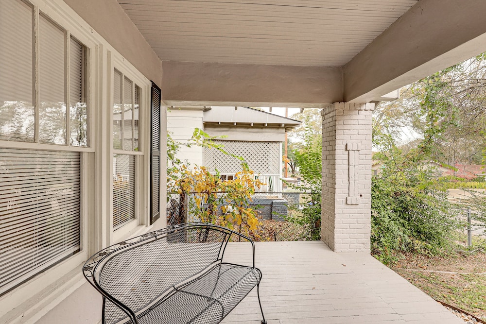 < 1 Mi to Historic Dtwn Texarkana: Charming Home!
