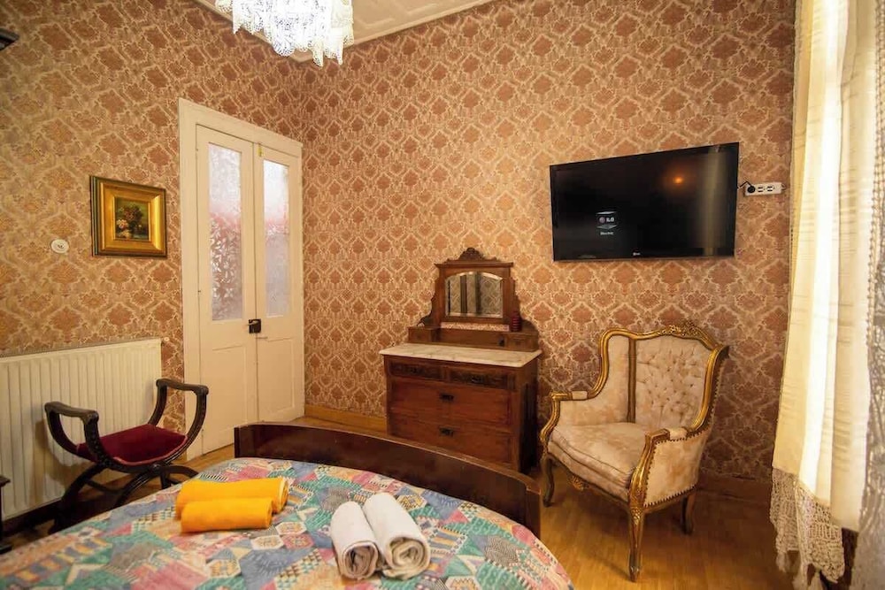 Mikos - Mansion in the City Center