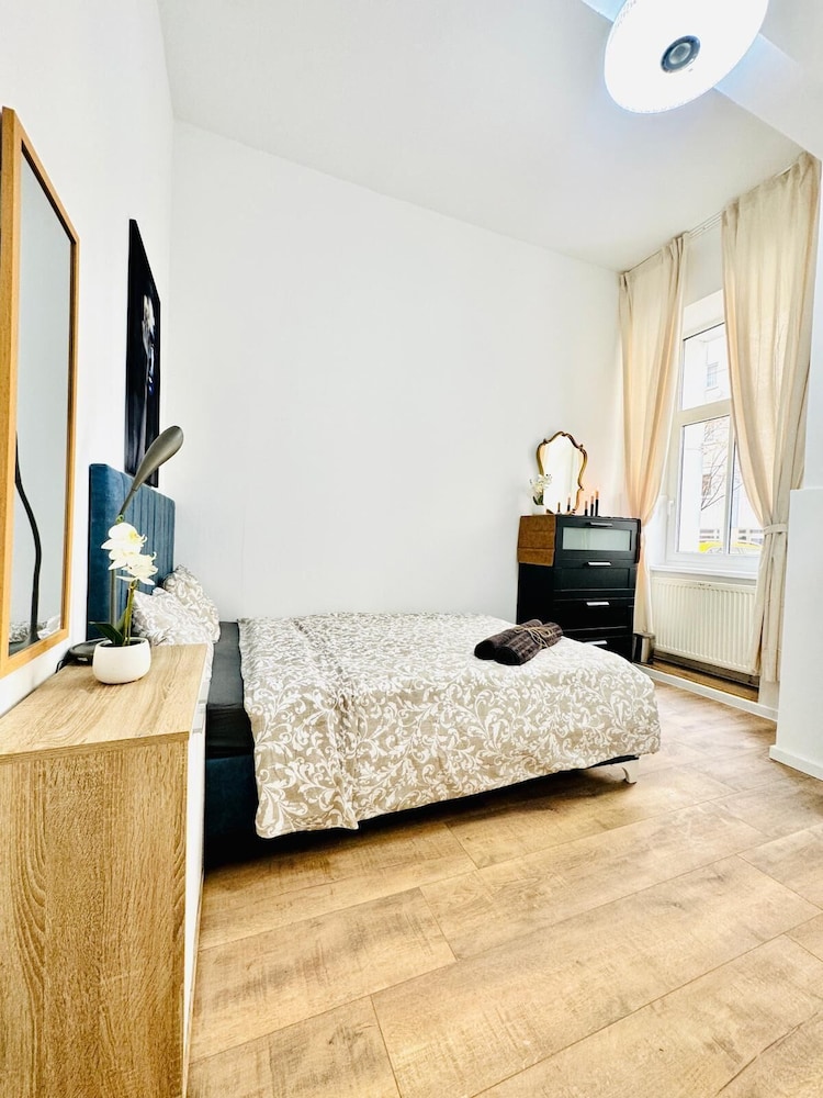 5BR Apt 10min to Matzleinsdorfer