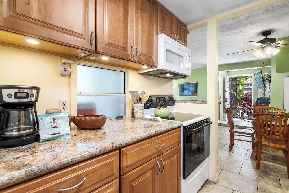 Steps From Lanai to Beach - AC & Wifi - Affordable- Vrkcv