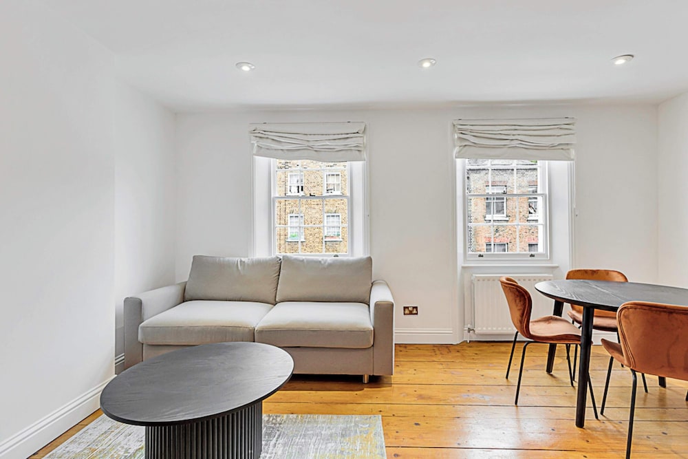 One-bedroom Abode With A Balcony In Central London