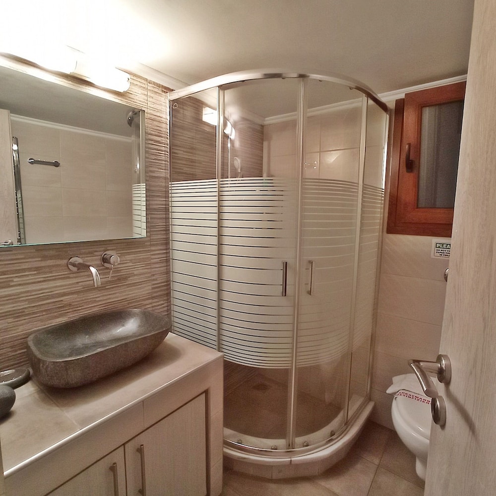 Cozy Apartment for 4 Persons at Thiseio Cozy Apartment for 4 Near Acropolis at Thissio