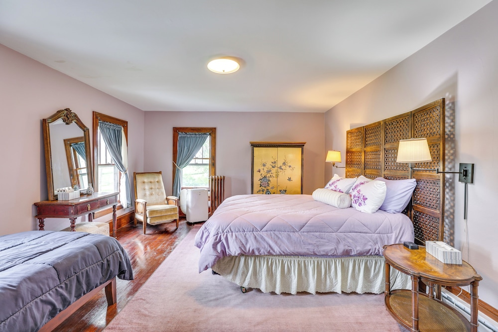 Group Getaway: Luxe Farmhouse in Mt Horeb!