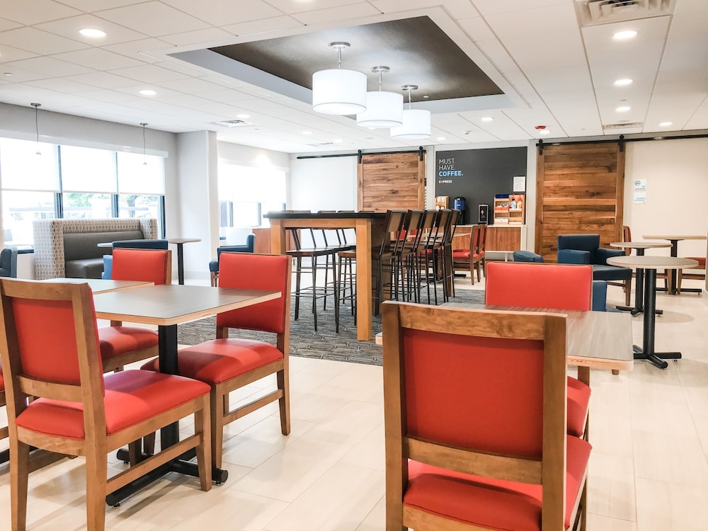 Statesboro Vacations - Holiday Inn Express Statesboro, an IHG Hotel - Property Image 11