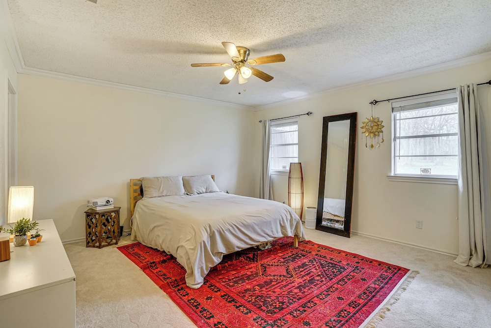 Karaoke Ready! Fort Worth Area Home w/ Pool