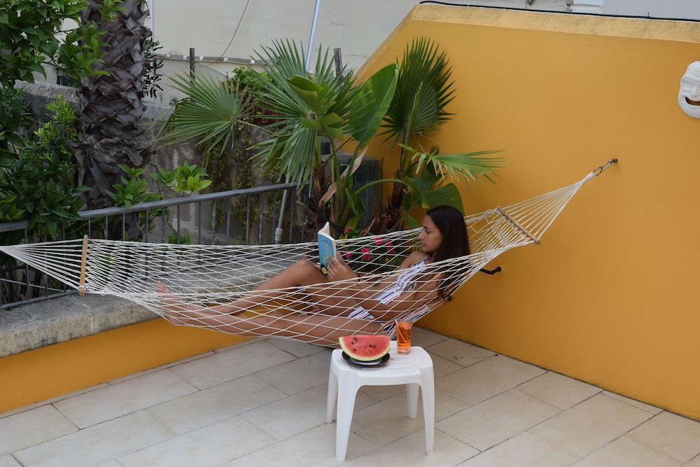 Central villa apartment pool & parking