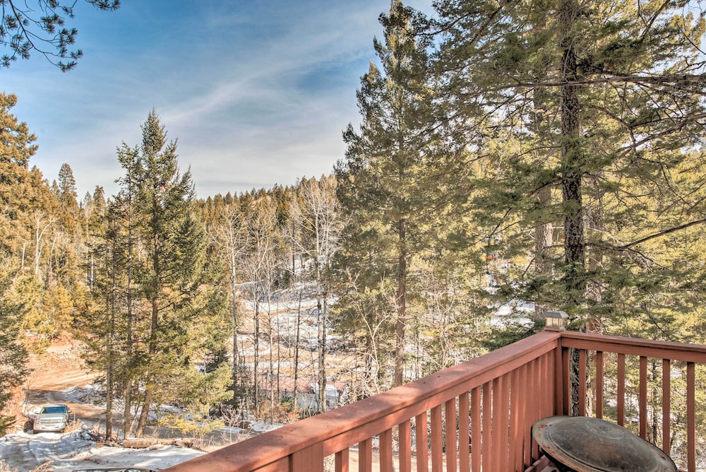 Cloudcroft Cabin w/ Deck: Near Skiing & Fishing!