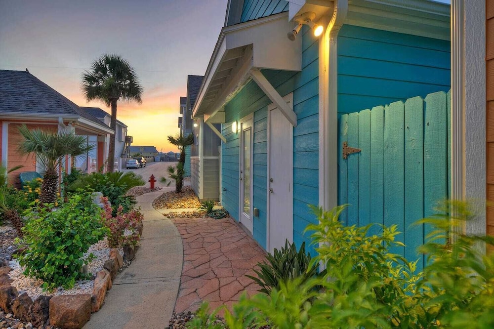 Sleeps 18 2 Beach Homes w/ 2 Pools, Playground, Covered Patios Pirates Bay