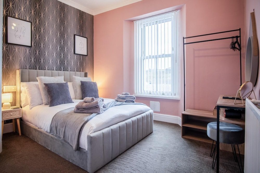 The Lanterns - 9 Bedroom - Sleeps 17 - Saundersfoot Village Centre