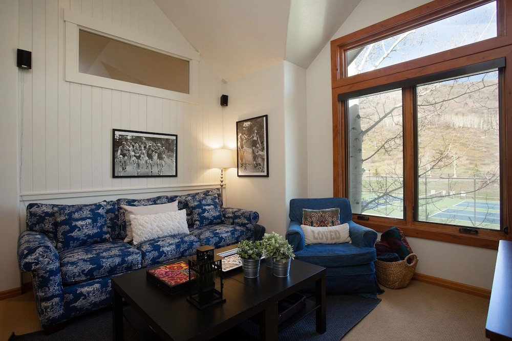 Deer Lake Village at Deer Valley Resort - Four Bedroom Condo with Hot Tub #2477 4 Condo