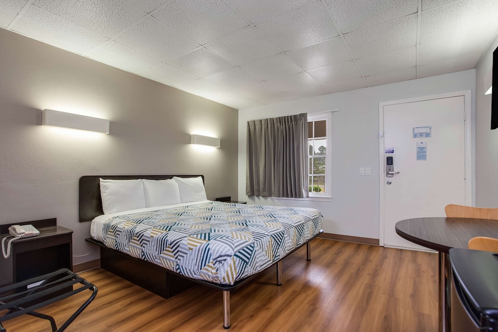 Motel 6 Walterboro, SC