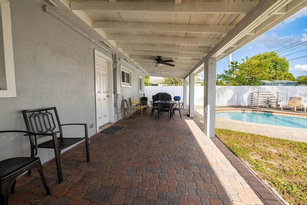 Relax Unwind 4BR Home w Pool in Hollywood