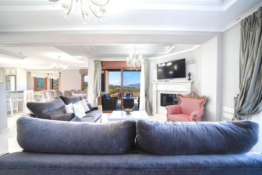 Karyo Villa,- 4bd, 3min On Foot From The Beach!