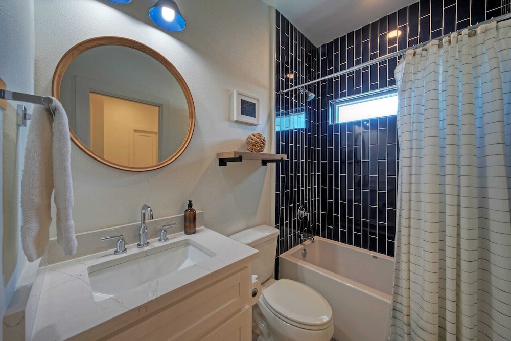 Luxury 4bdr Beach Retreat w/ Private Pool Walk to Dining + Shops Shore Thang