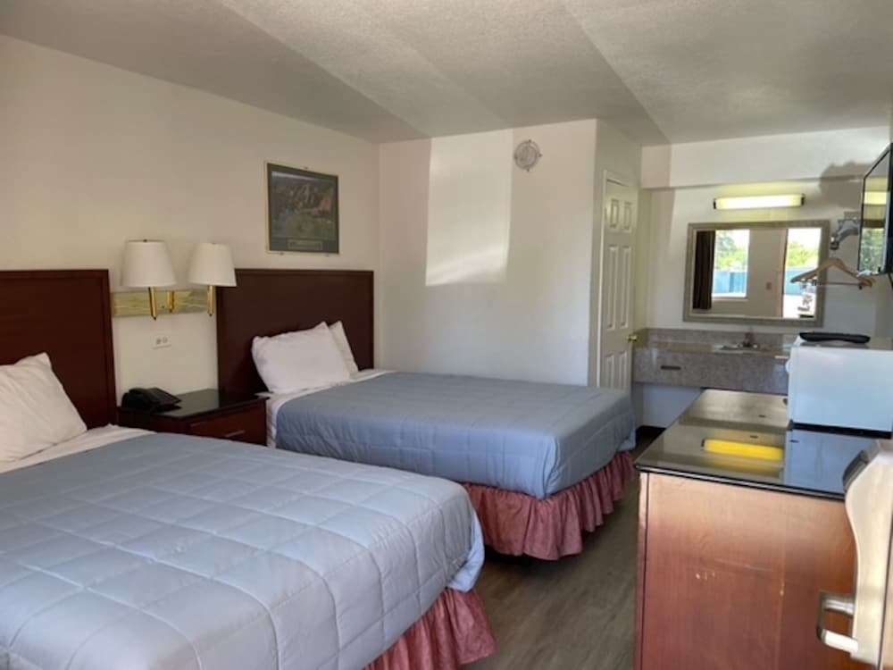 Farmington Vacations - Farmington Inn - Property Image 2