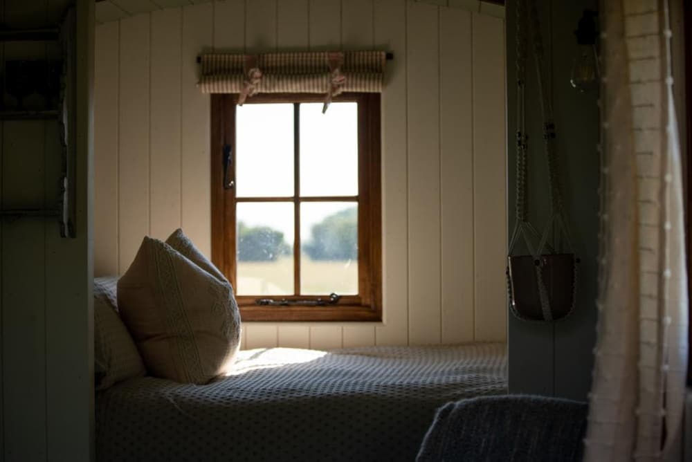 Harbour Ranch Hut - Rustic Countryside Escape
