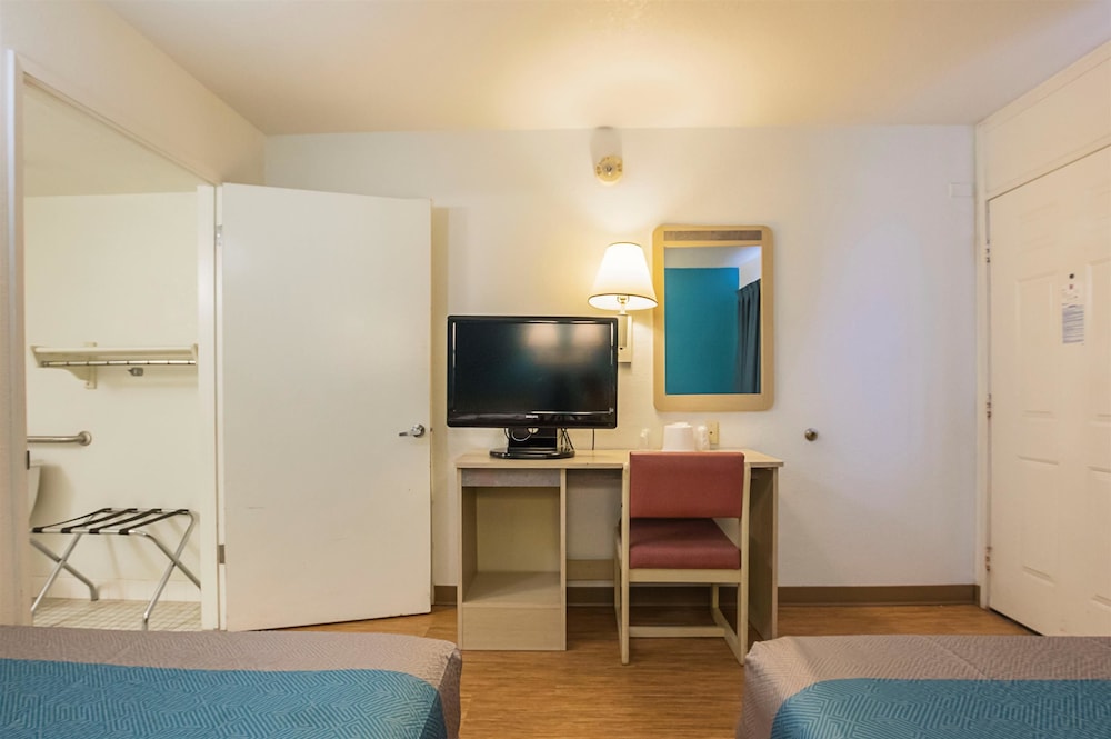 Motel 6 Rochester, MN