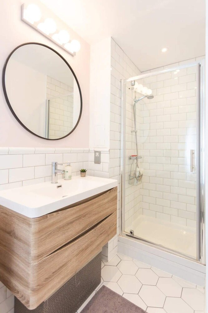 Fantastic 1 Bedroom Apartment in East London With Balcony