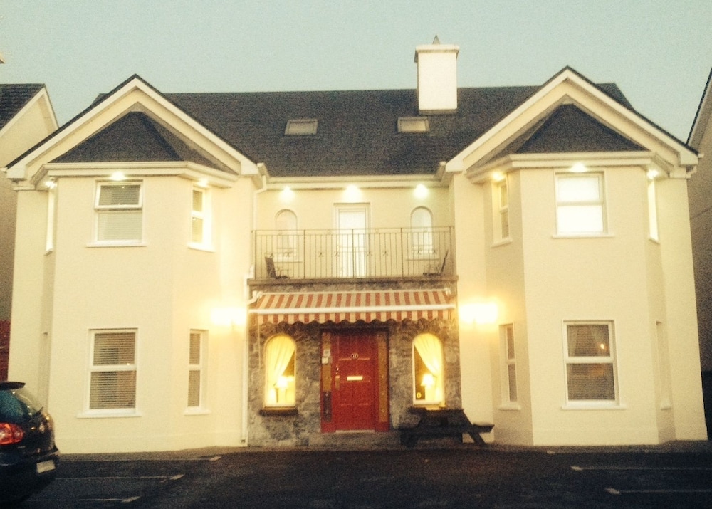 Hotel Amber Heights Guesthouse - Image 1