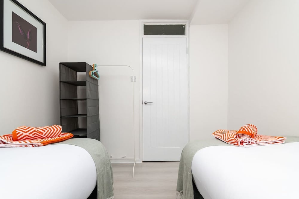 3 Bed House-free Parking-6beds