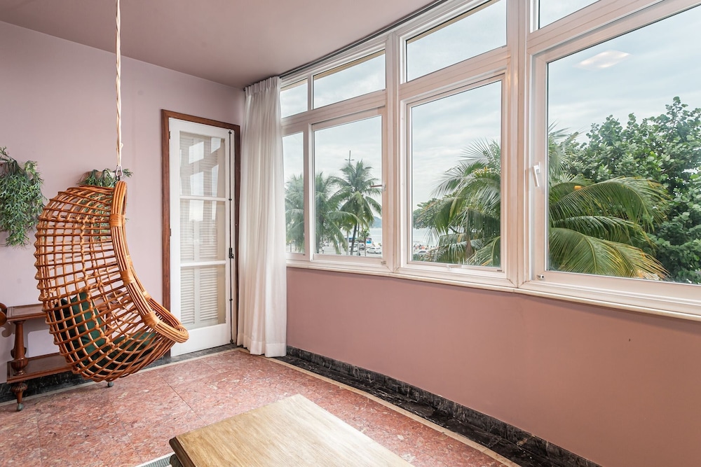 4bdrs, Balcony w/ Sea View, and Garagea 3730/201