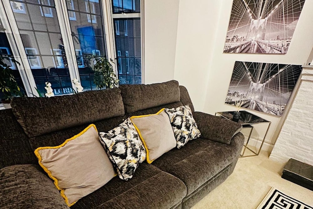 Gerrardscross - Stay4 - Parking - Petsok - Wembley