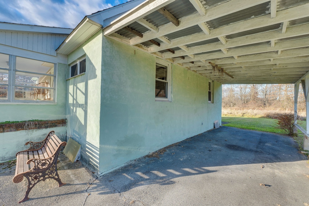 Charming Gardiner Home w/ Yard & Sunroom