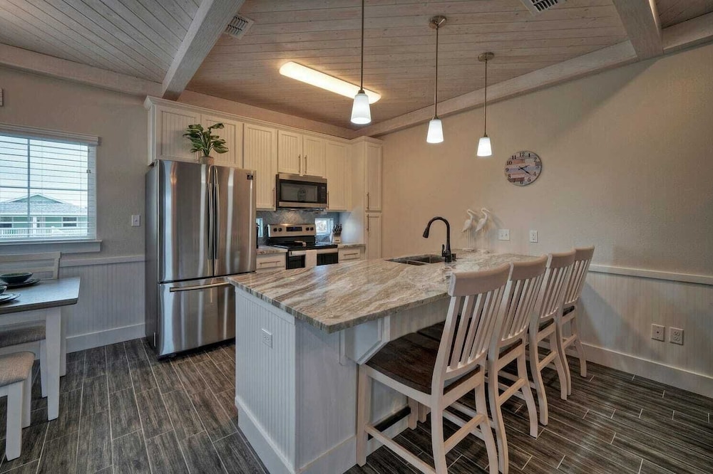 Sleeps 33! 4 Condos, Walk to the Beach, Resort-style Pool, Endless Summer Resort